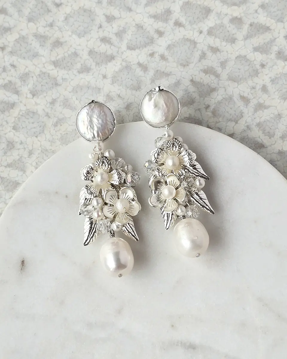 Aros bordados de hojas, flores y perlas silver  1