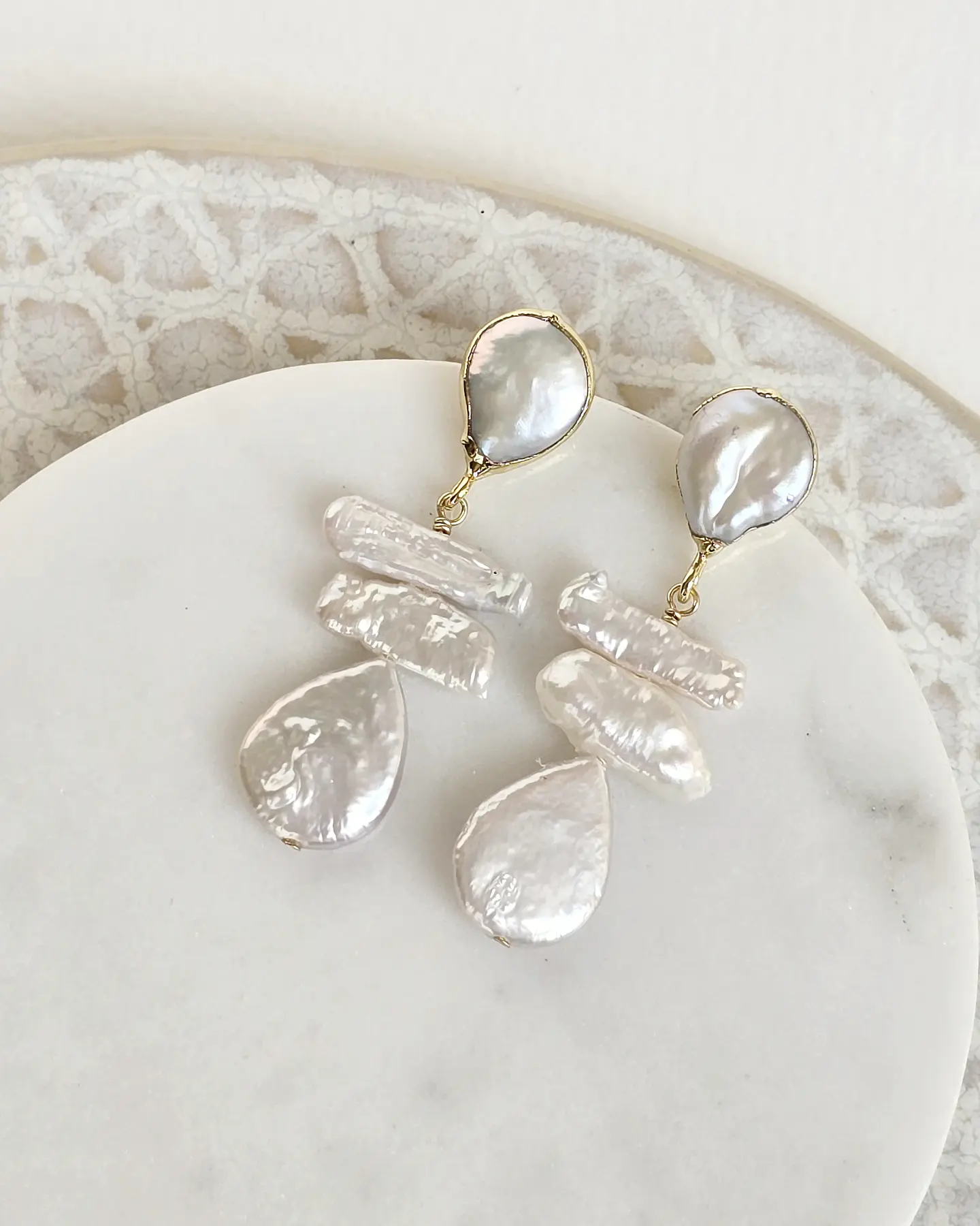 Aros perlas irregulares distintas formas dorados 2