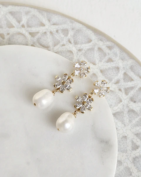 Aros con doble flor de circonitas y perla natural
