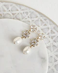 Aros con doble flor de circonitas y perla natural