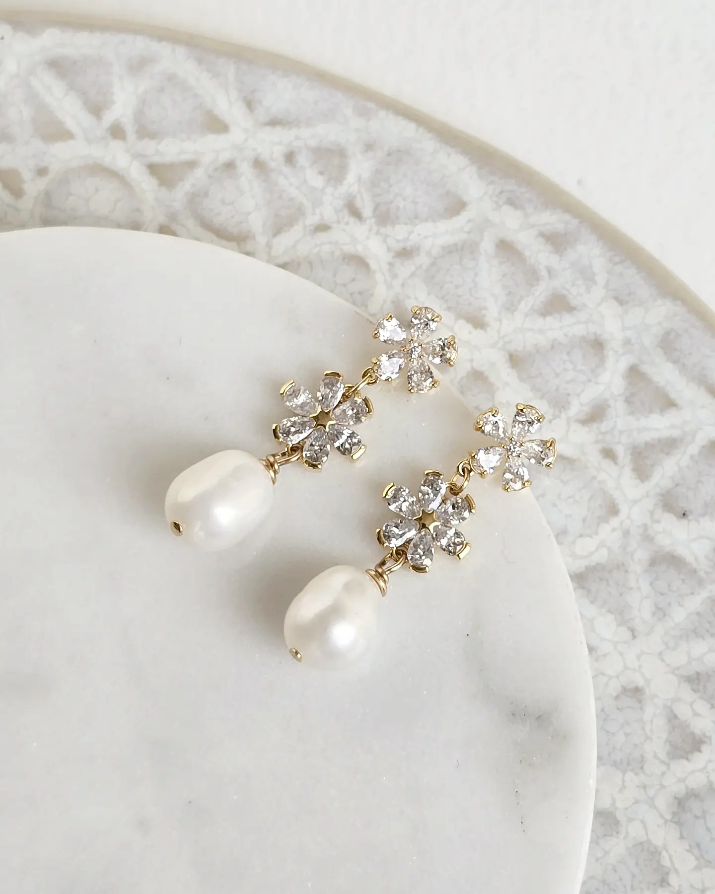Aros con doble flor de circonitas y perla natural 1