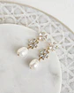 Aros con doble flor de circonitas y perla natural - Miniatura 1
