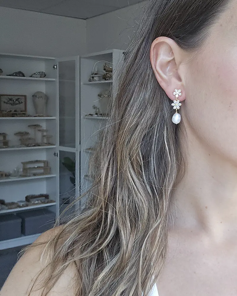 Aros con doble flor de circonitas y perla natural