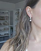 Aros con doble flor de circonitas y perla natural - Miniatura 2