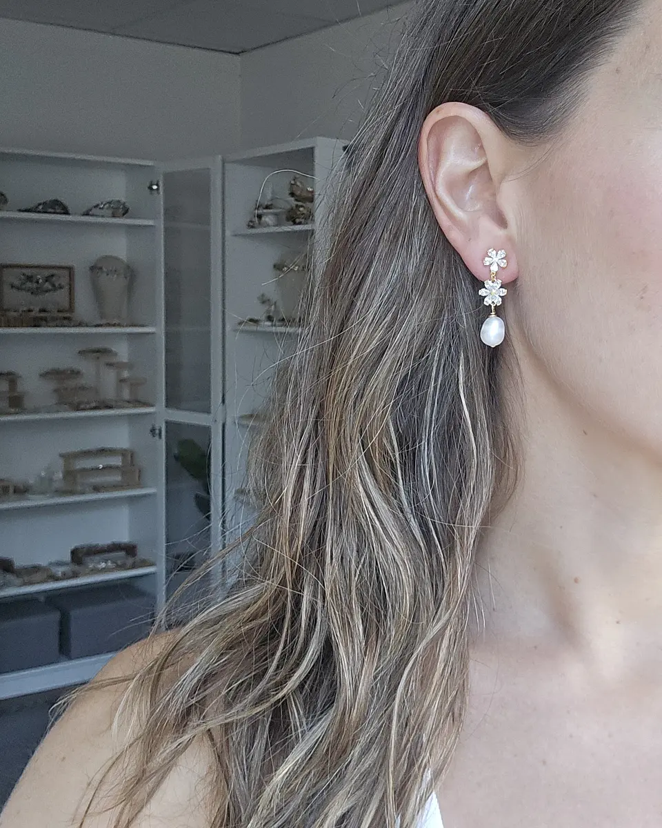 Aros con doble flor de circonitas y perla natural 2