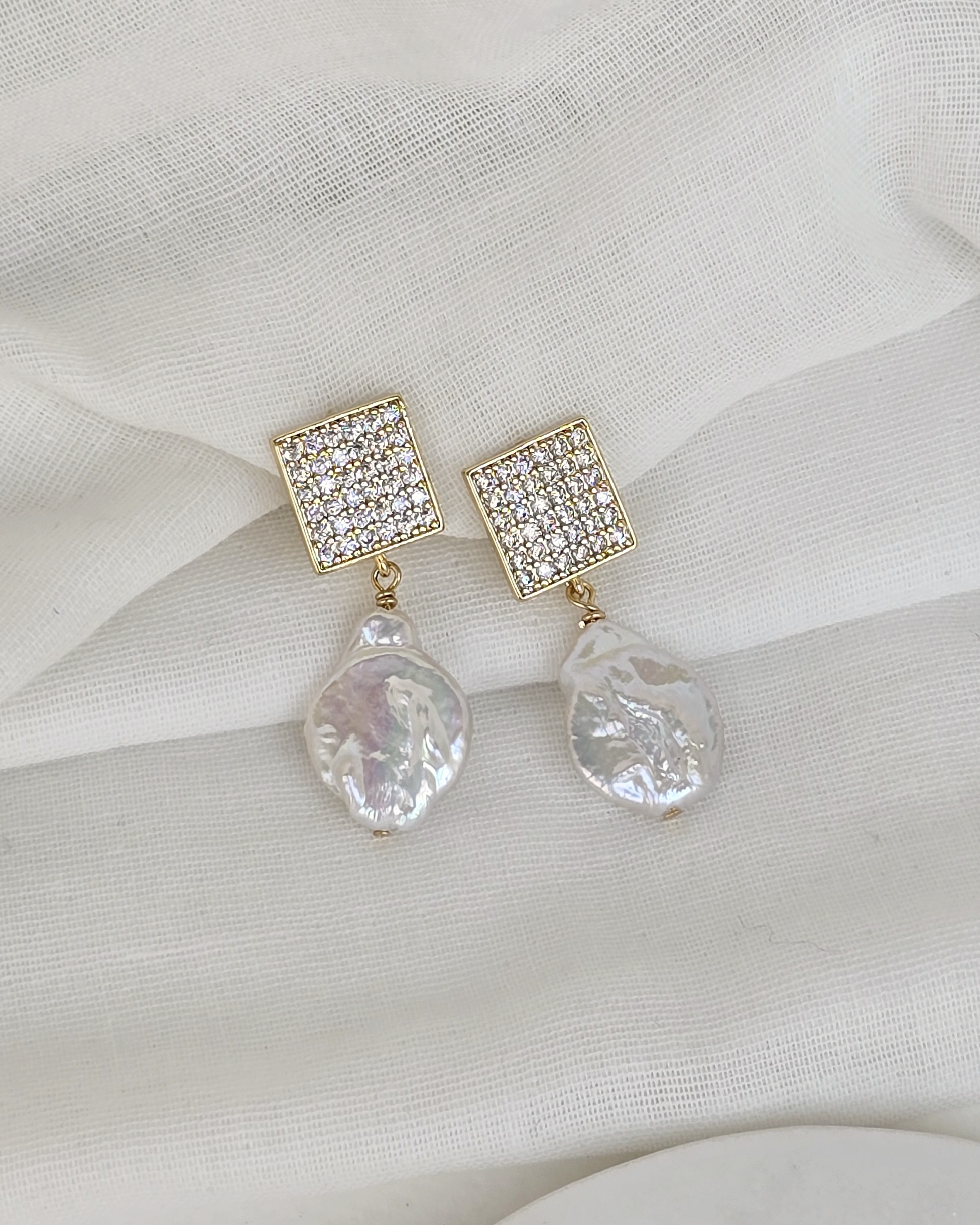 Aros circonitas y perla barroca