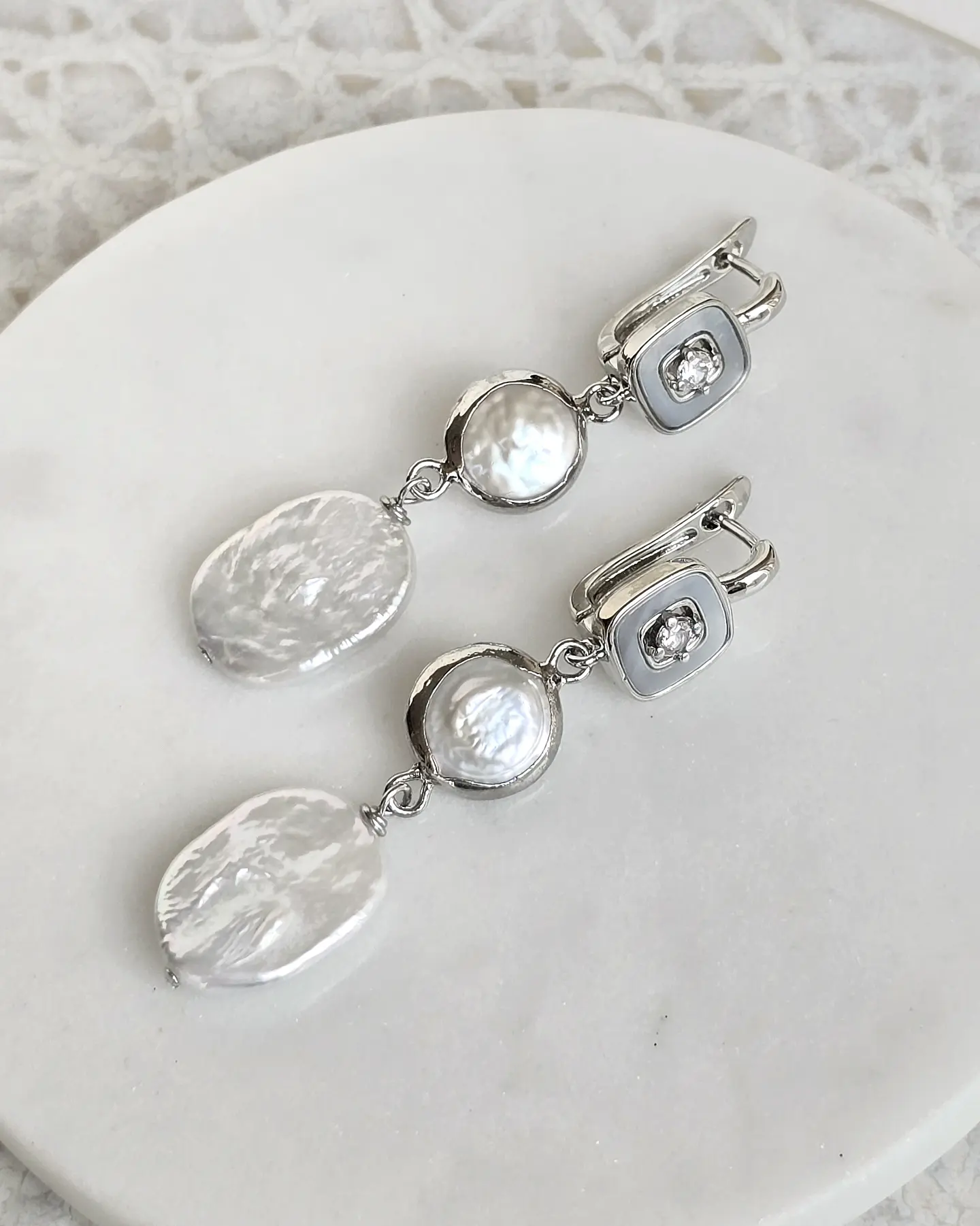Aros vintage base cuadrada y doble perla  2