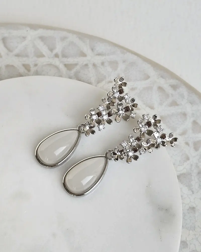 Aros mini florcitas con cristal blanco