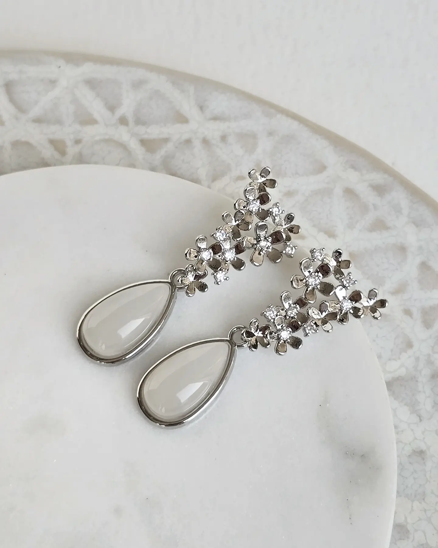 Aros mini florcitas con cristal blanco 1
