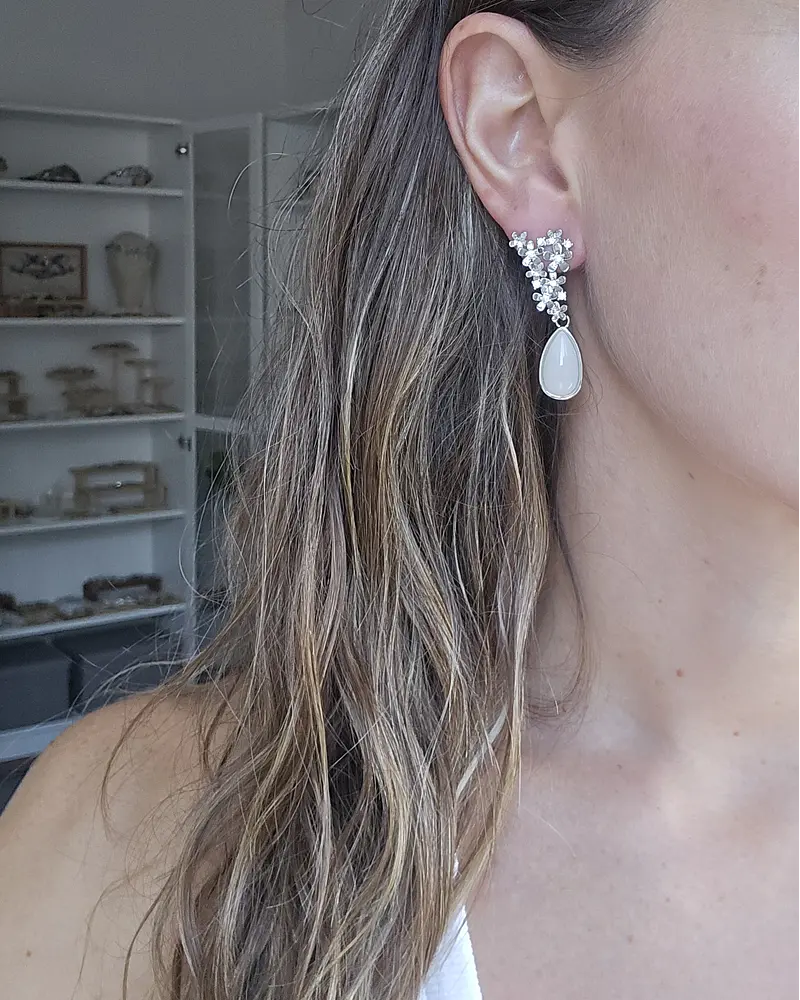 Aros mini florcitas con cristal blanco