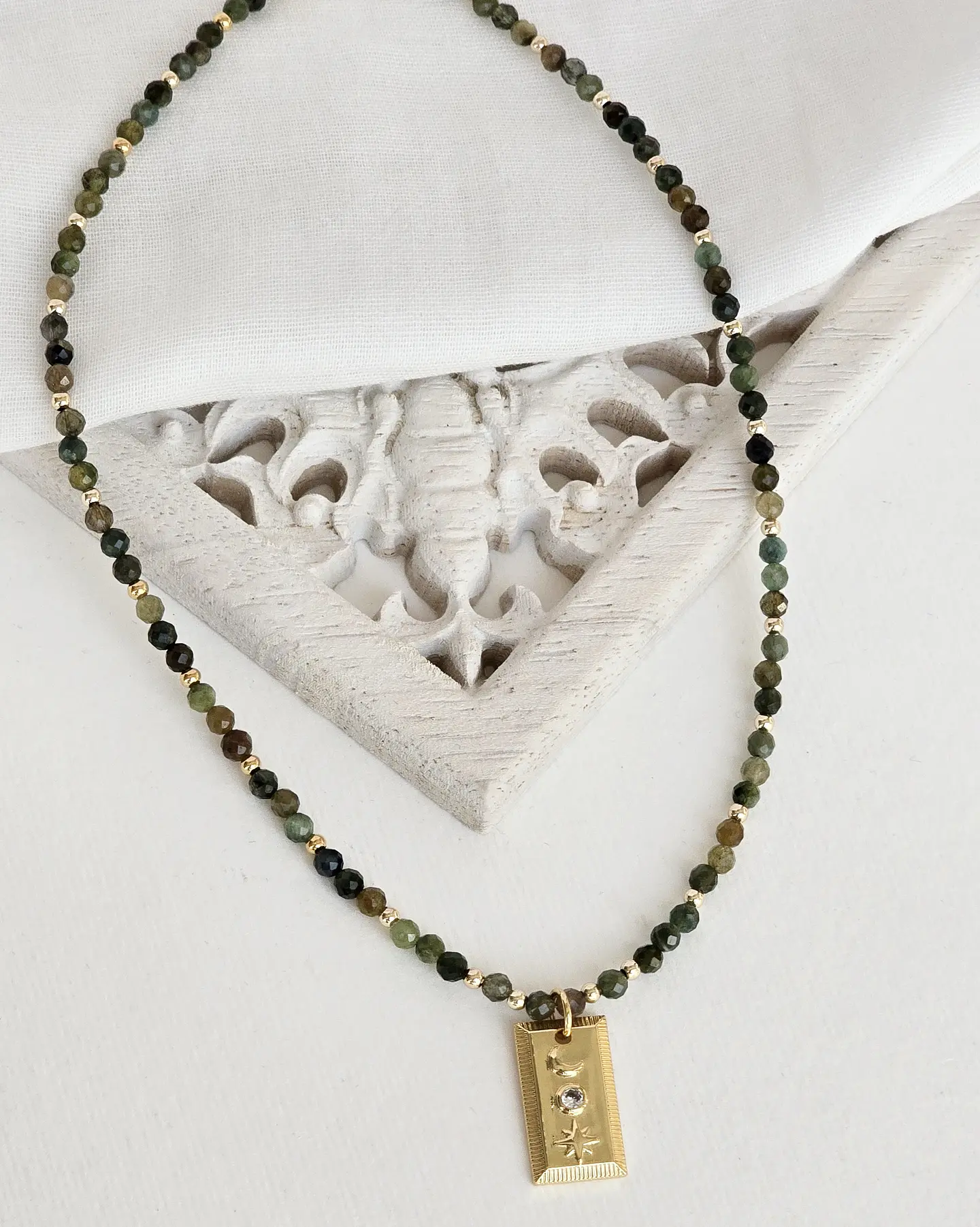 Collar ágatas verdes con placa luna y estrella 2