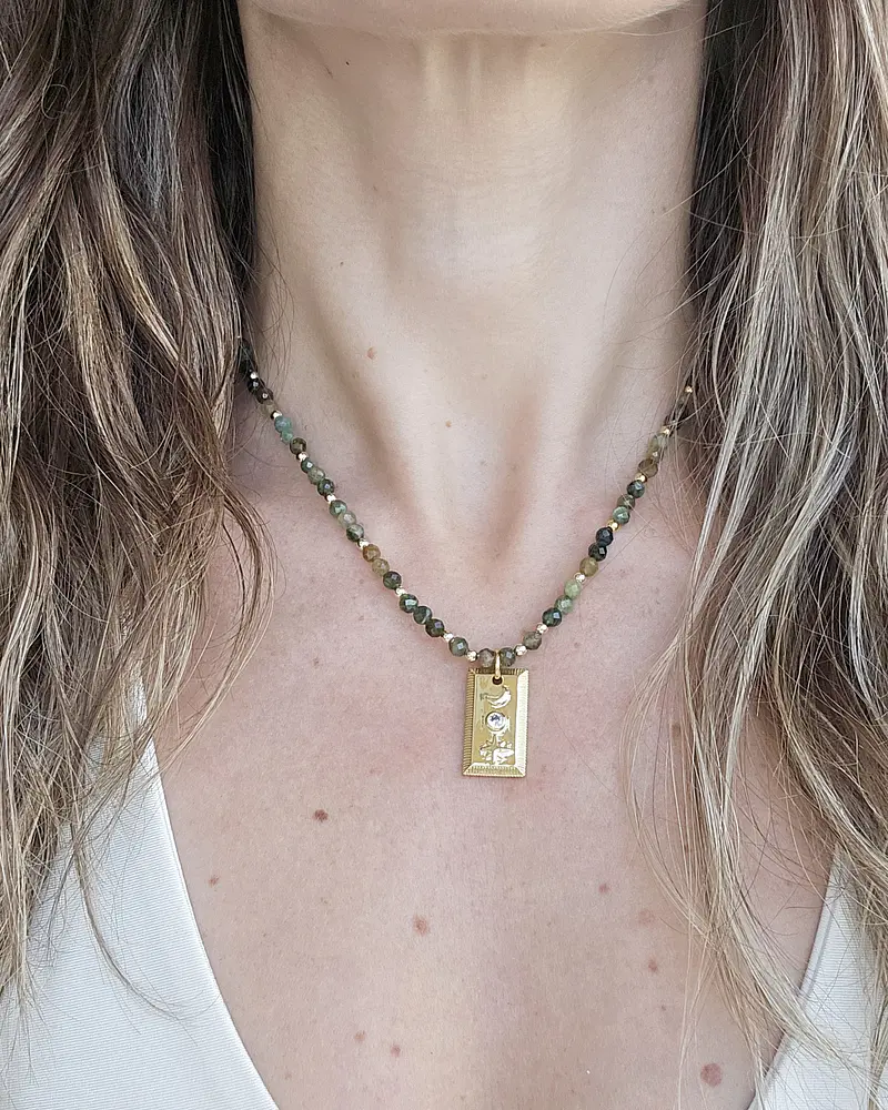 Collar ágatas verdes con placa luna y estrella