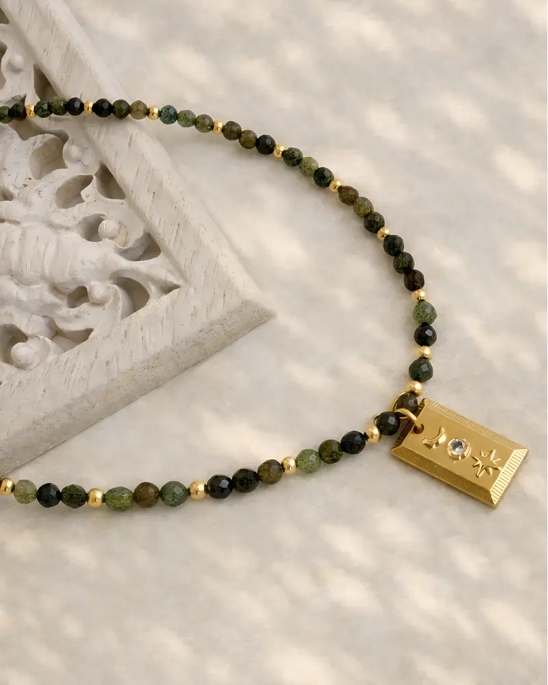 Collar ágatas verdes con placa luna y estrella