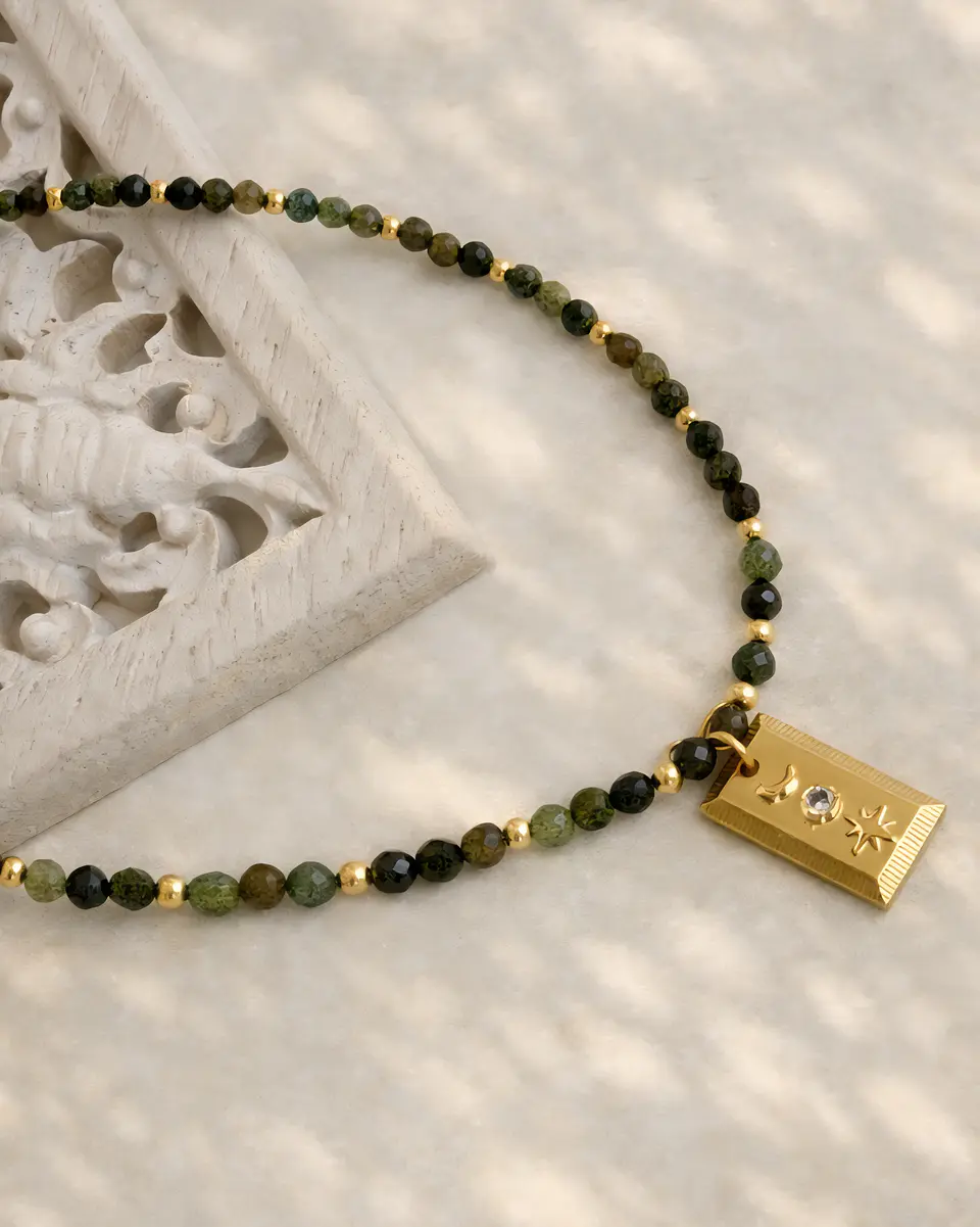 Collar ágatas verdes con placa luna y estrella 1