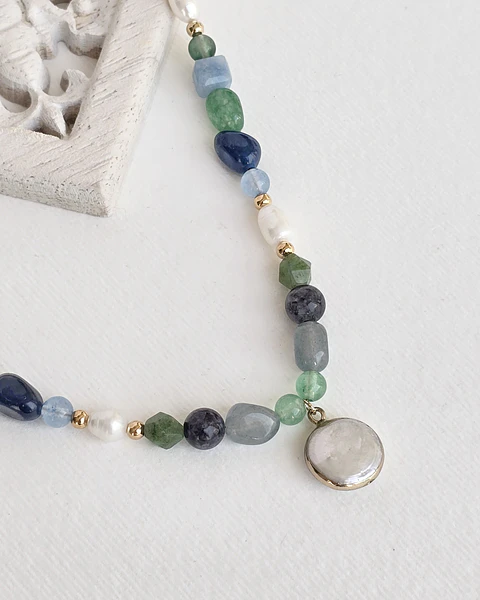 Collar piedras naturales azul y verde con perlas