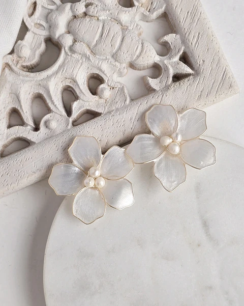 Aros flor anacarada con perlas
