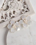 Aros flor anacarada con perlas