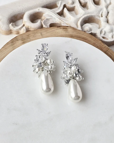 Aros con circonita, perla y racimo