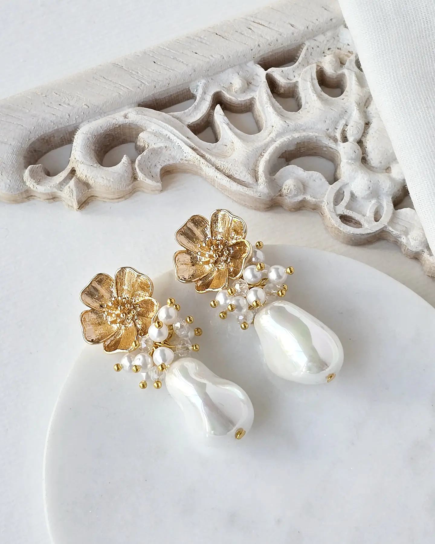Aros flor con perla barroca y racimo 1