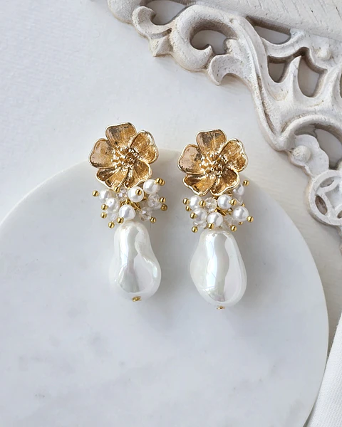 Aros flor con perla barroca y racimo