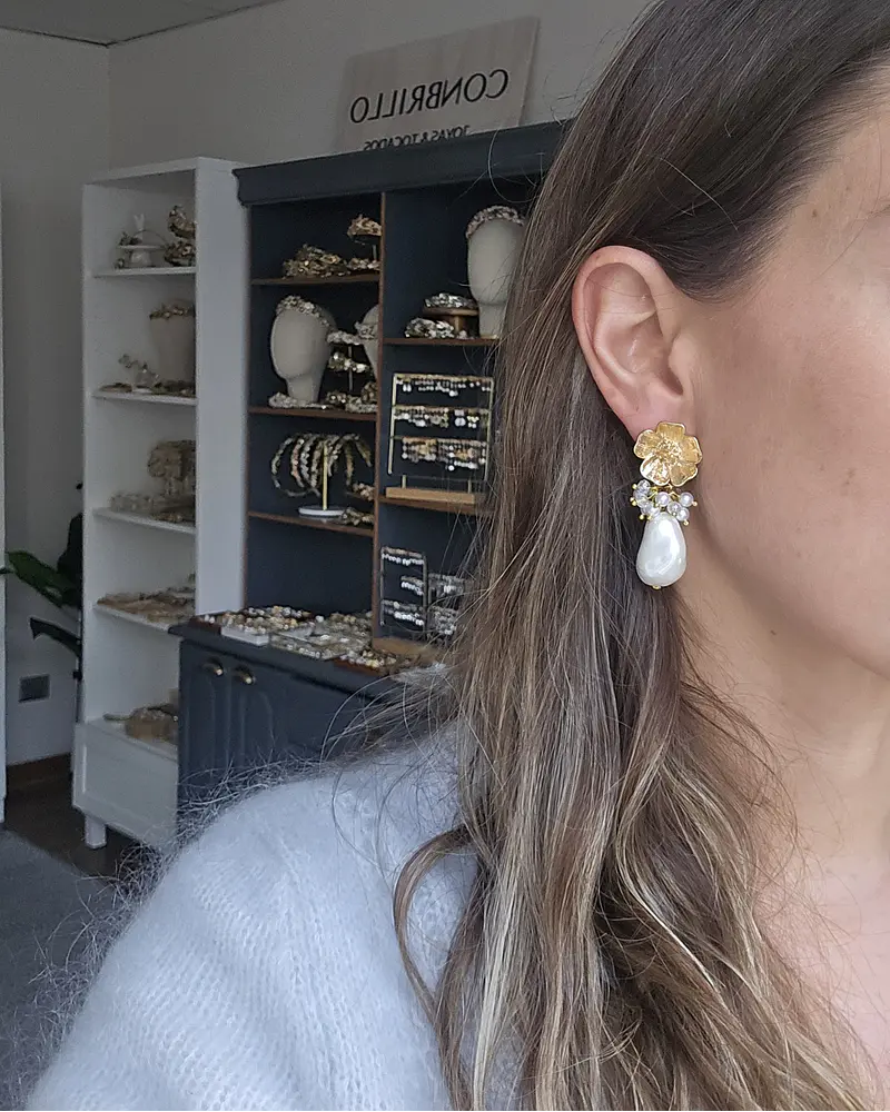 Aros flor con perla barroca y racimo