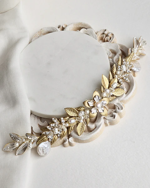 Tocado perlas hojas dorados y blancos
