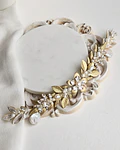 Tocado perlas hojas dorados y blancos