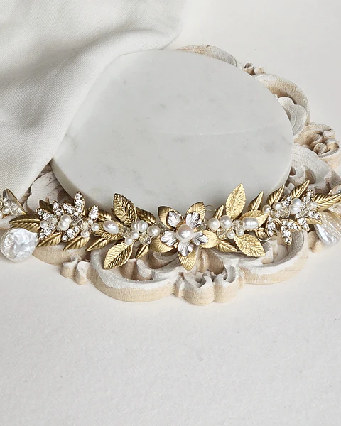 Tocado perlas hojas dorados y blancos
