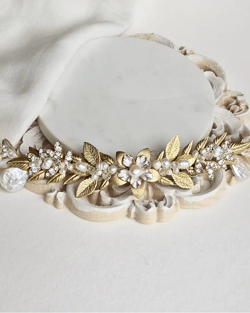 Tocado perlas hojas dorados y blancos
