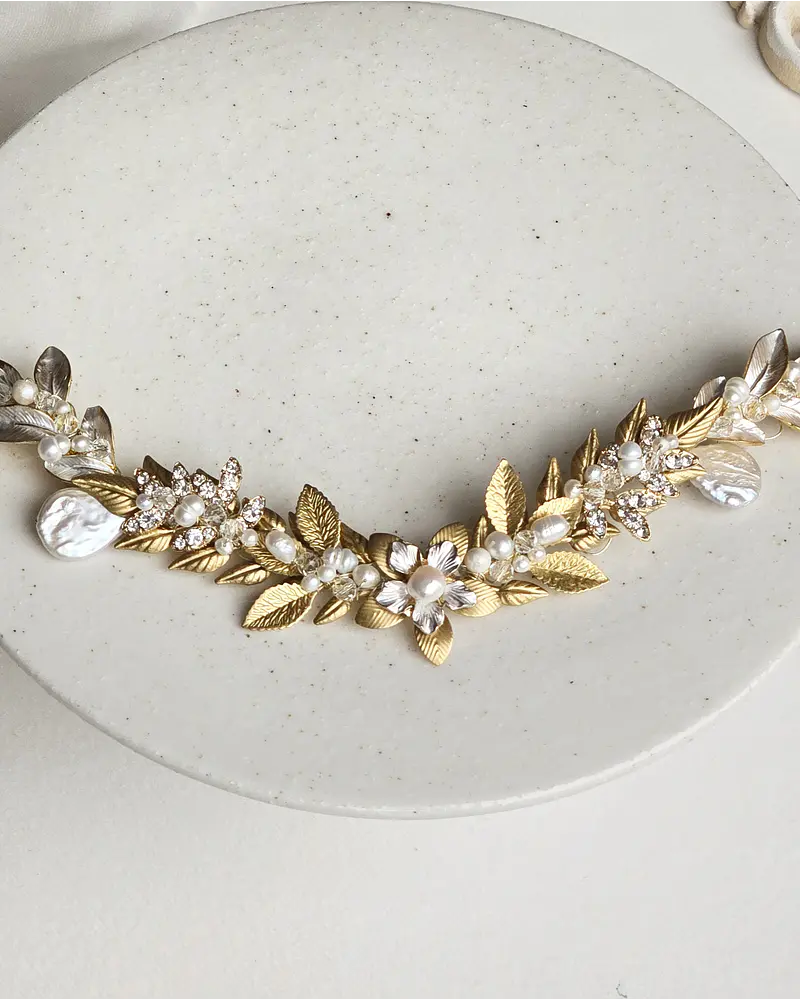 Tocado perlas hojas dorados y blancos