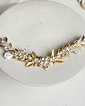 Tocado perlas hojas dorados y blancos