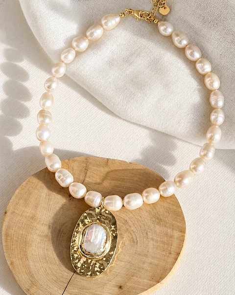 Collar perlas con colgante perla barroca