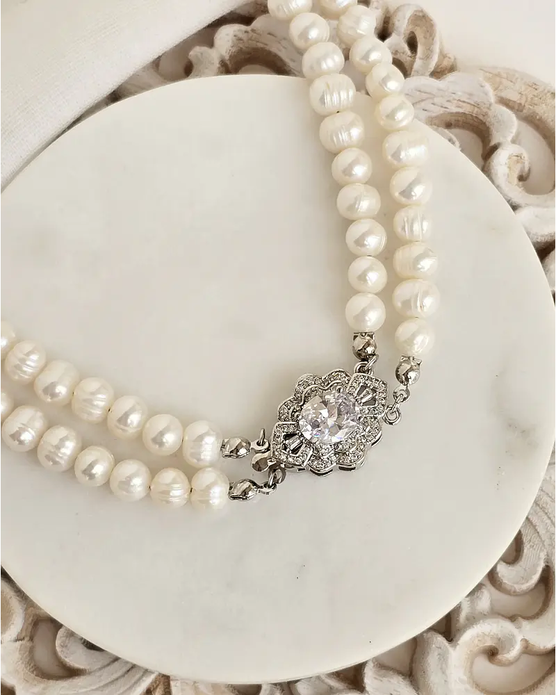 Choker perlas con centro vintage y circón grande