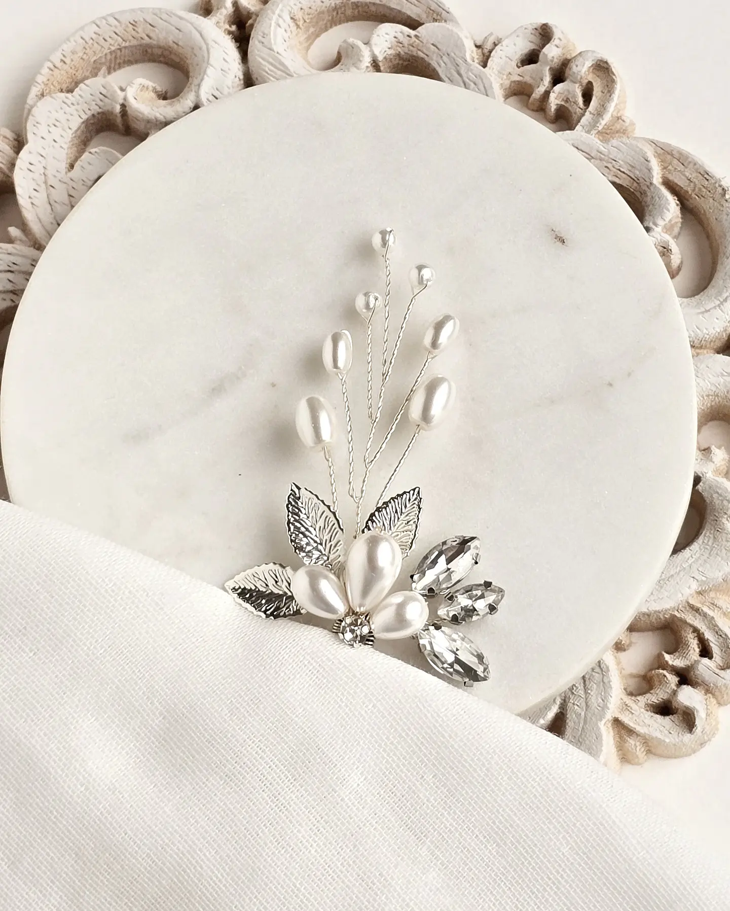 Pin de hoja y ramita perlas silver 1