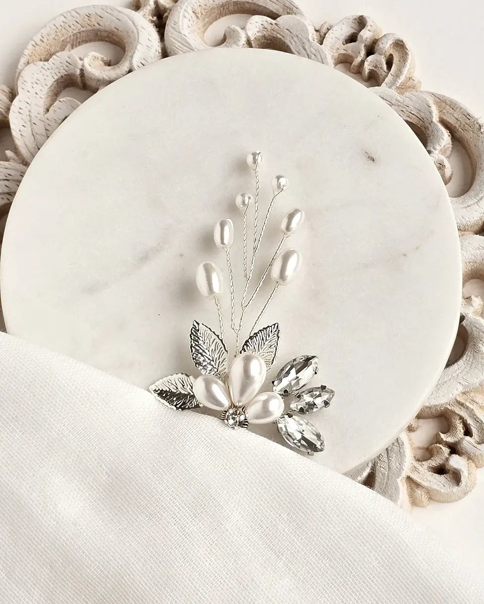 Pin de hoja y ramita perlas silver 1
