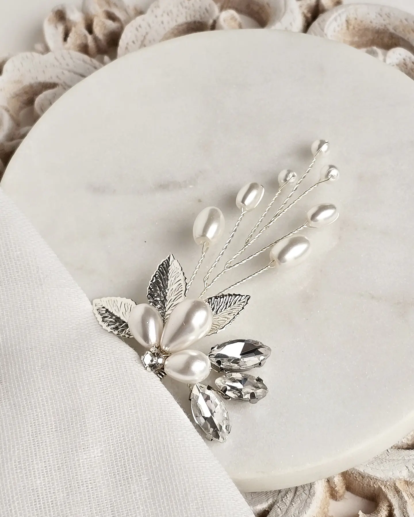 Pin de hoja y ramita perlas silver 2