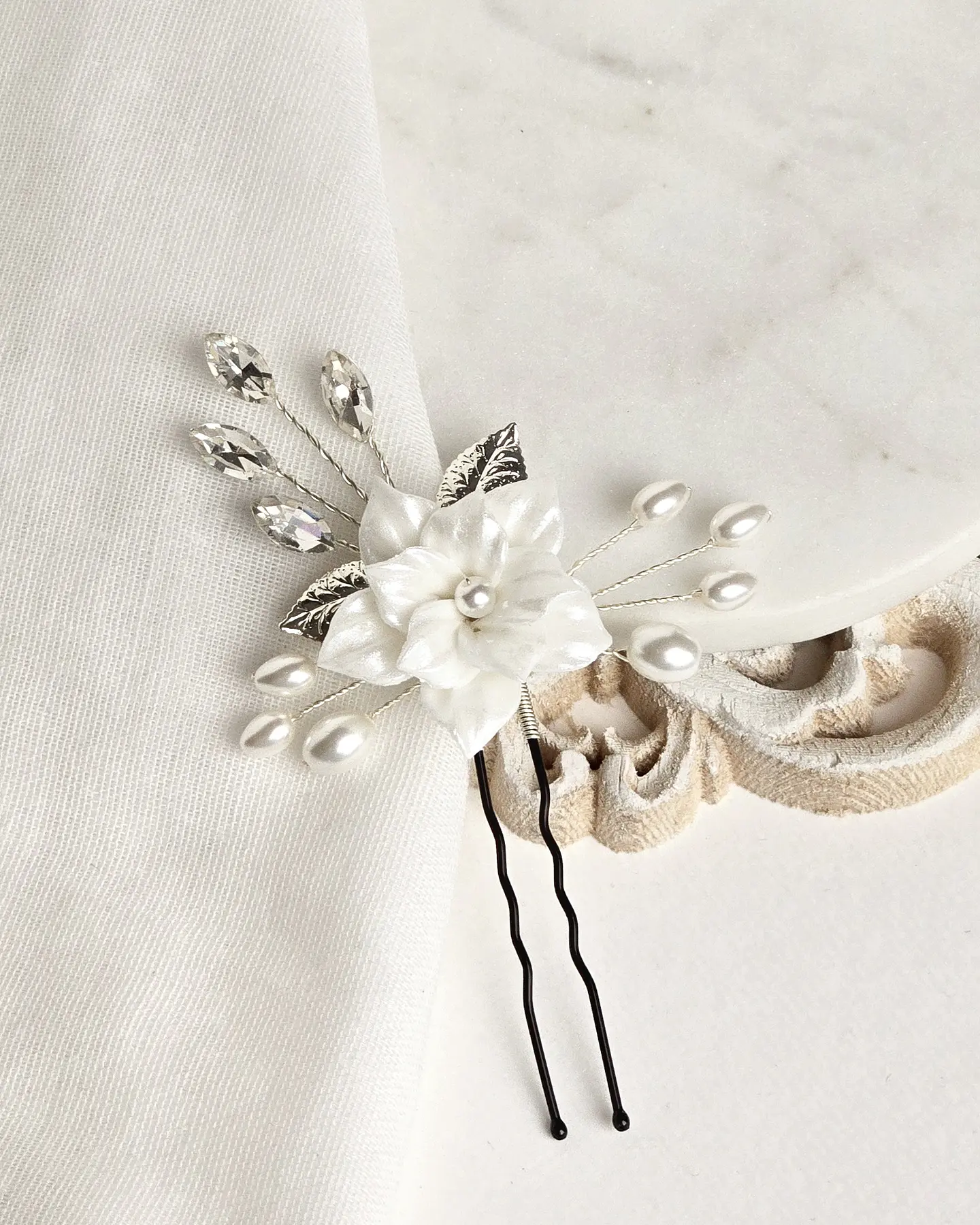 Pin de flor porcelana con hoja metálica silver 1