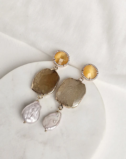 Aros amarillos con perla natural