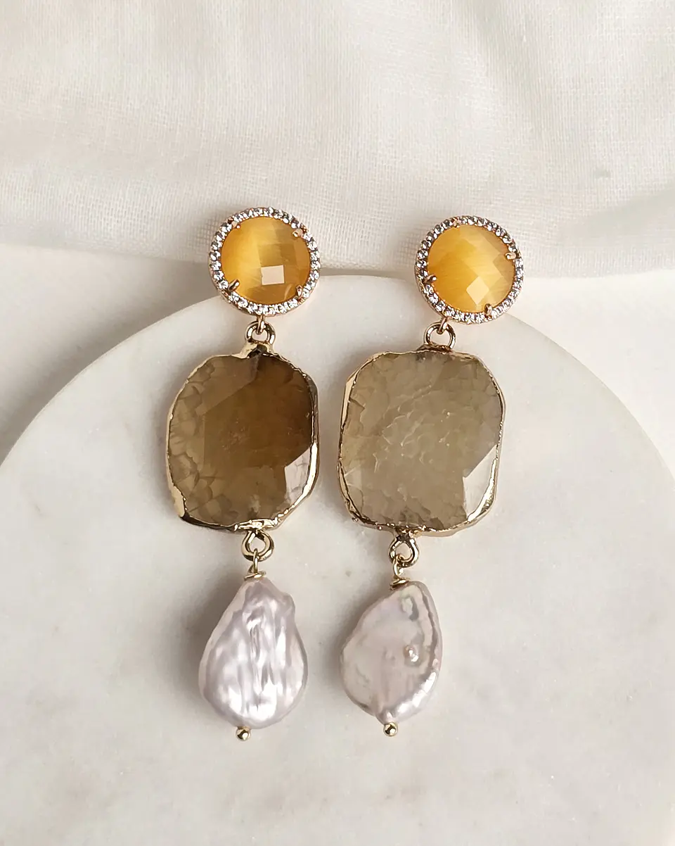 Aros amarillos con perla natural 1