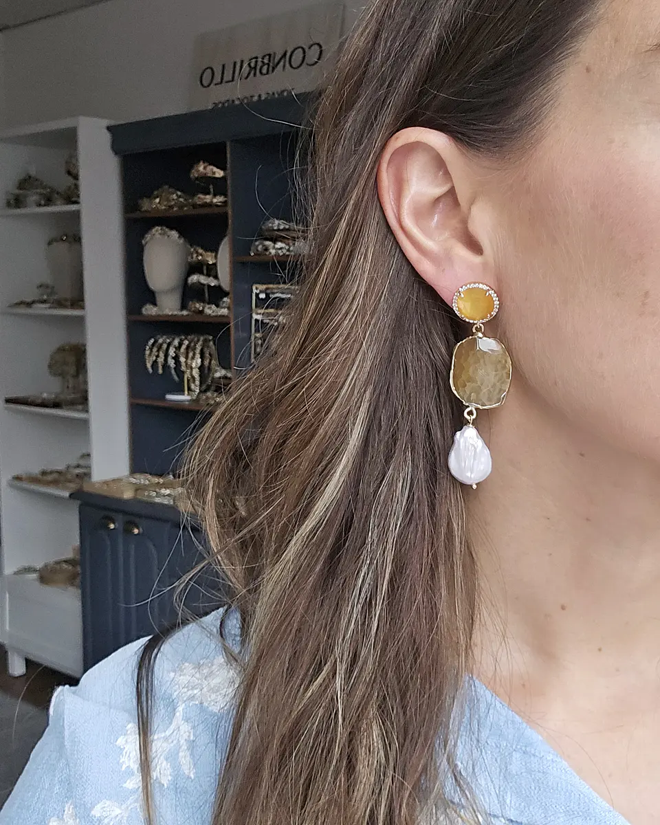 Aros amarillos con perla natural 3