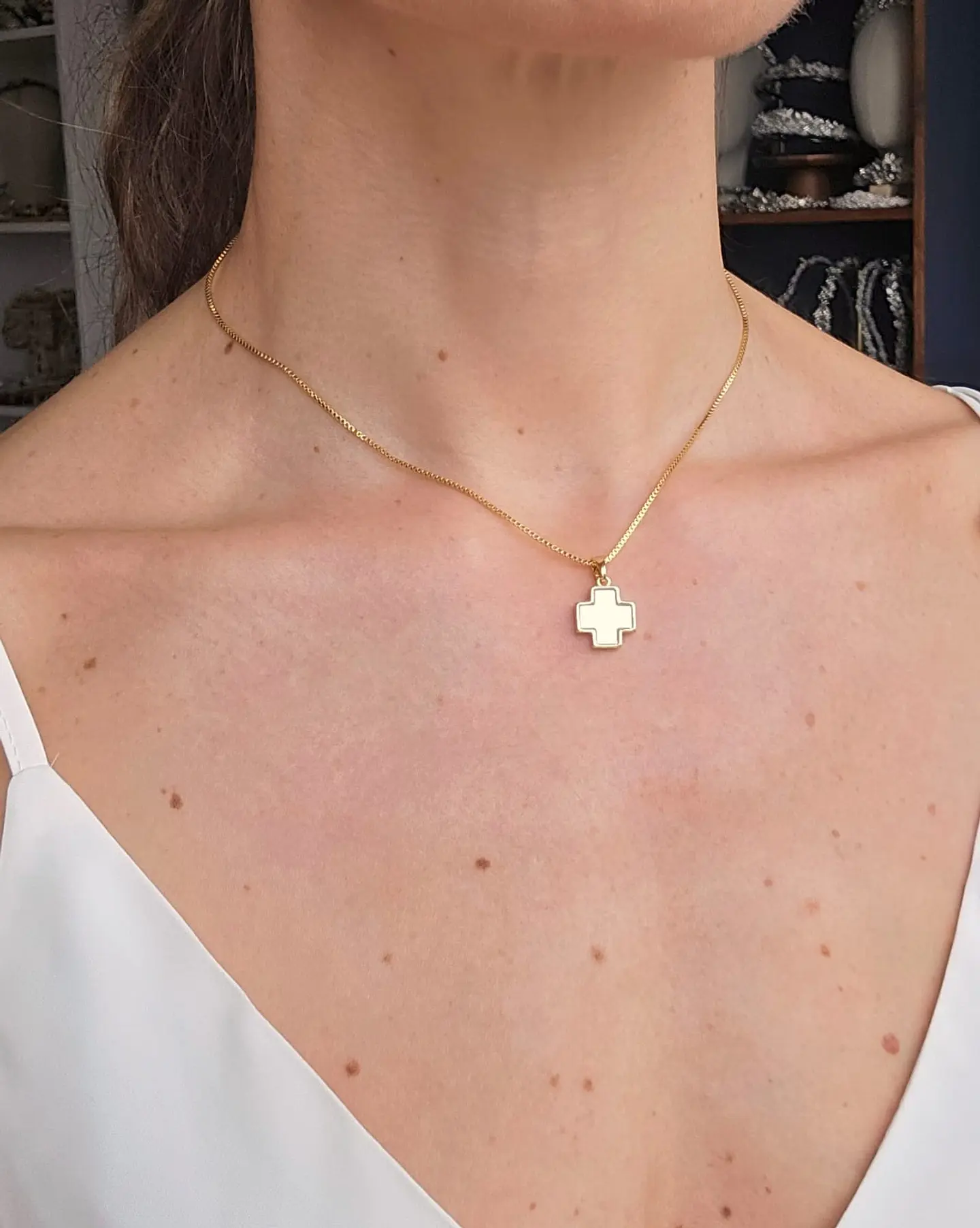 Collar cruz nácar oro 4
