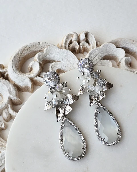 Aros circonita, hoja, cristal blanco y racimo