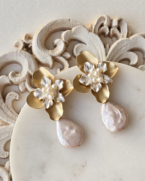 Aros flor bordados con perla barroca