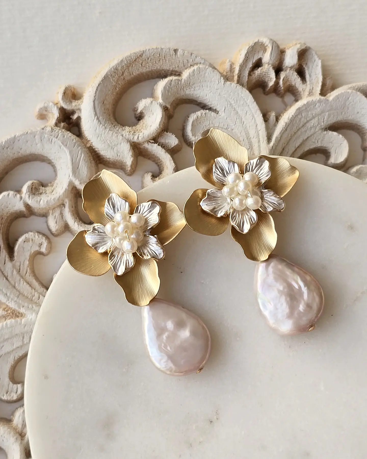Aros flor bordados con perla barroca 1