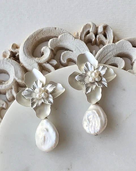 Aros flor bordado de perlas y perla barroca plana