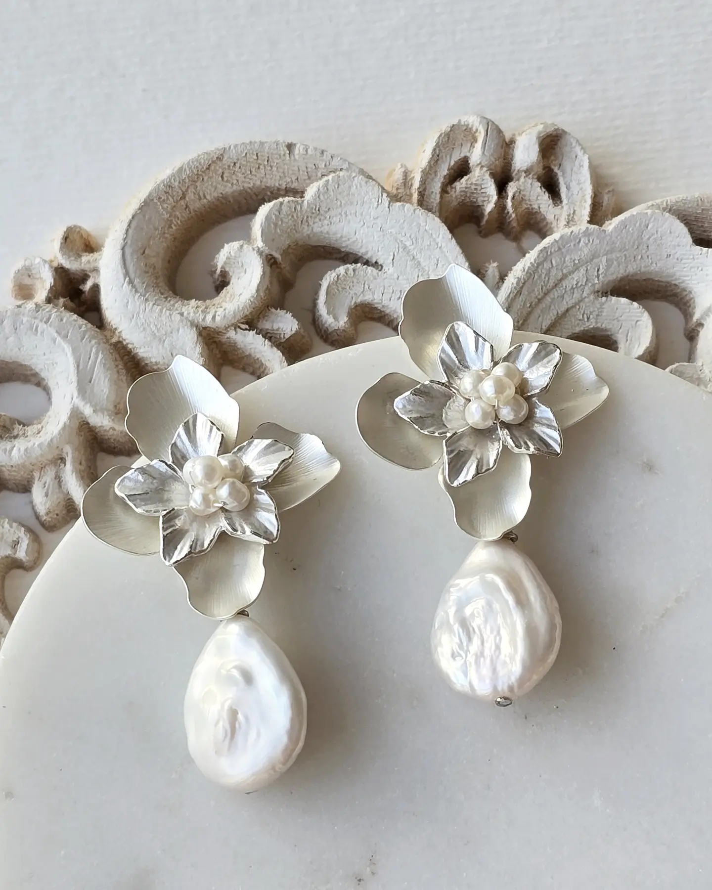 Aros flor bordado de perlas y perla barroca plana 1