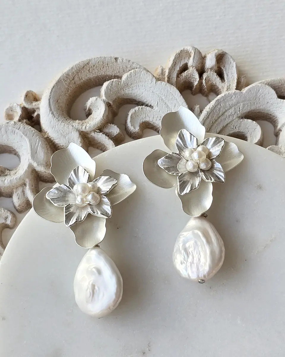 Aros flor bordado de perlas y perla barroca plana 1