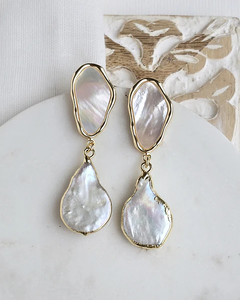 Aros nácar y perla barroca gold