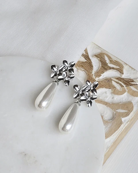 Aros tres flores con perla alargada