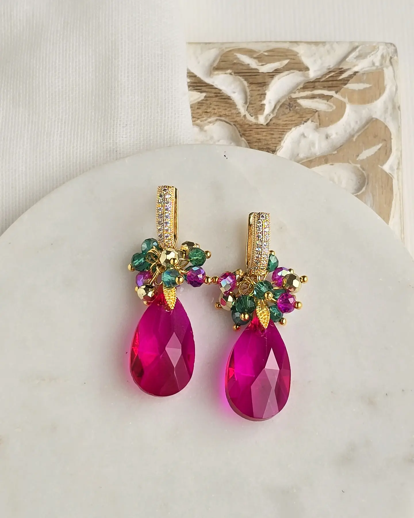 Aros con cristal fucsia y racimo verde 1